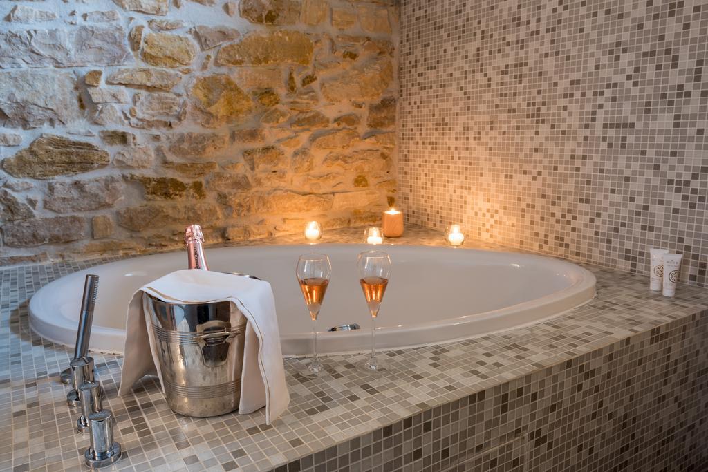 Domaine Des Sequoias - Les Collectionneurs Hotel Ruy-Montceau Bagian luar foto