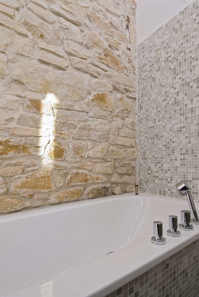 Domaine Des Sequoias - Les Collectionneurs Hotel Ruy-Montceau Bagian luar foto